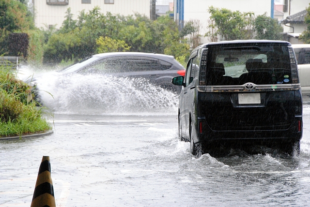 車 台風 大雨 被害 車両保険 工作物責任